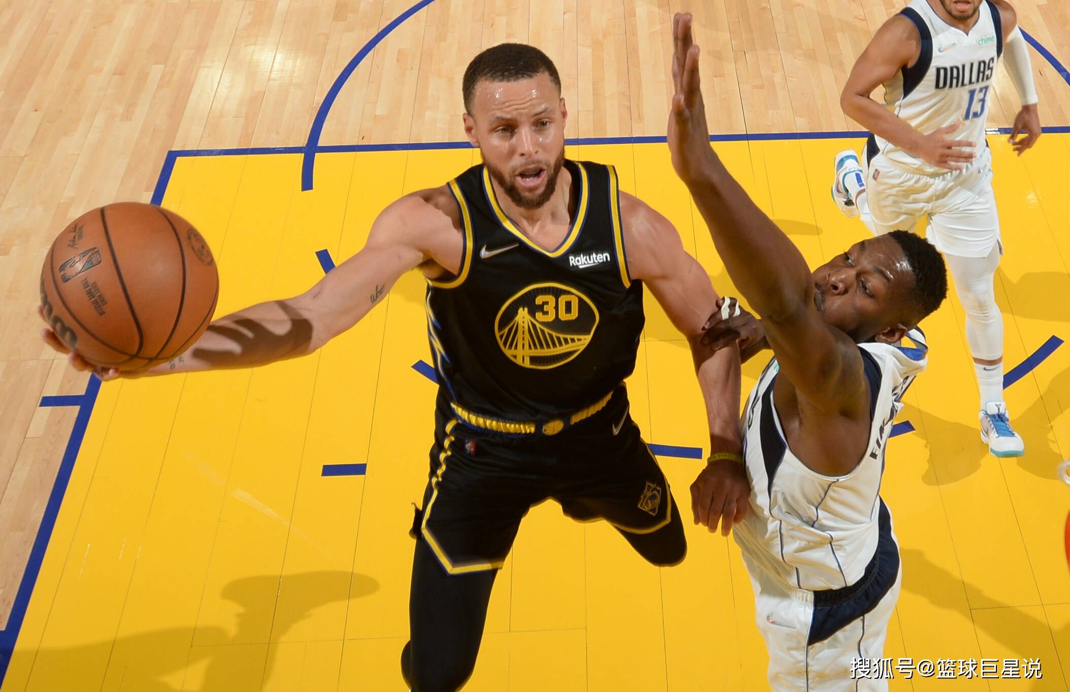 爱游戏体育-蒂姆连续二十场比赛得分超过悬念迭起库里新星问鼎冠军表现惊艳，现场解说直呼：莱万多夫斯基在MAD比赛中挺进下一轮的简单介绍